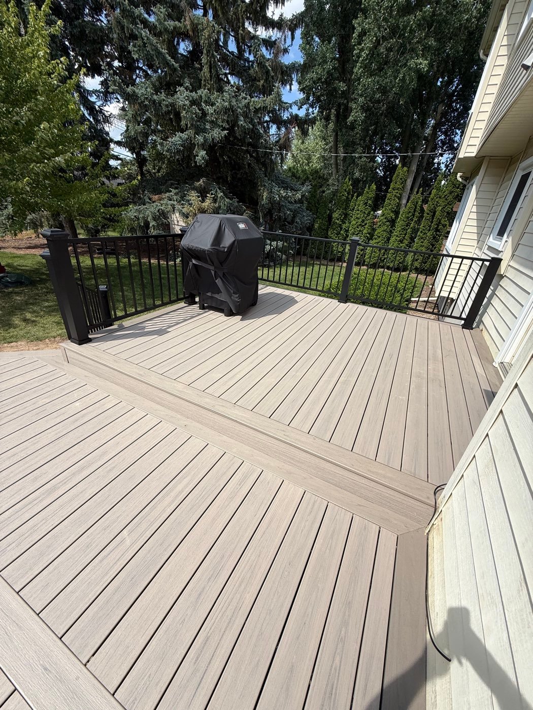 Composite deck with black aluminum railing